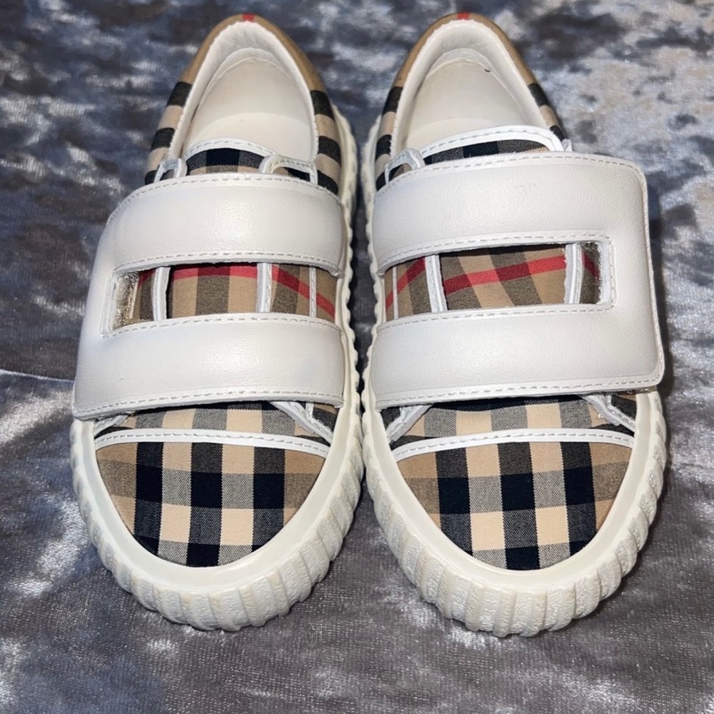 Burberry little kids Mark low top check sneaker size 6